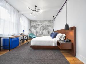um quarto com uma cama e uma secretária em The Walper Hotel, part of JdV by Hyatt em Kitchener