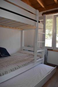 מיטה או מיטות קומותיים בחדר ב-CASA MARE e TRAMONTO