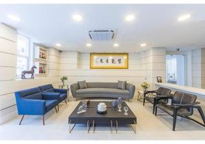 a living room with a couch and chairs and a table at Hotel Global Grupos in São Paulo