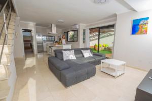 A kitchen or kitchenette at Villa Amadores n2