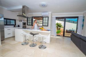 A kitchen or kitchenette at Villa Amadores n2