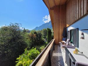 un balcón de una casa con vistas a las montañas en Ferienwohnung Anna, en Grödig