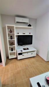 Telewizja i/lub zestaw kina domowego w obiekcie Apartamento Estudio Ruymar Jupiter