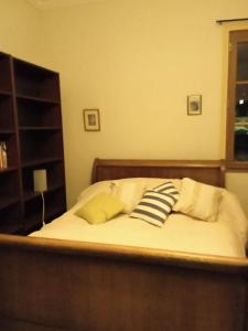 Una cama con dos almohadas encima. en Helocar, en Morlaix