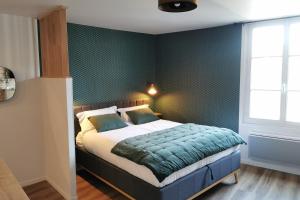 a bedroom with a bed with a green wall at Appart de charme Hyper-centre LIMOGES ! in Limoges