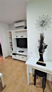 Telewizja i/lub zestaw kina domowego w obiekcie Apartamento Estudio Ruymar Jupiter