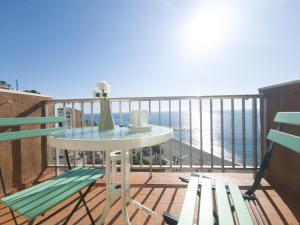 アルムニェーカルにあるIncreíble apartamento al marのテーブルと椅子、海の景色を望むバルコニー