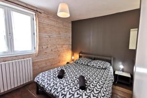 Un dormitorio con una cama en blanco y negro y una ventana en Splendide Maison 5 chambres ! Quartier Historique, en Limoges