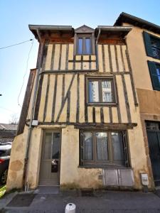 una casa antigua con ventanas en una calle en Splendide Maison 5 chambres ! Quartier Historique, en Limoges