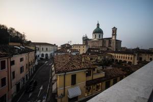 vistas a una ciudad con edificios y una torre del reloj en Hotel Elefante en Montichiari