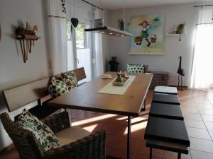 ein Esszimmer mit einem Holztisch und Stühlen in der Unterkunft Ferienhaus 8erwassereck in Ückeritz