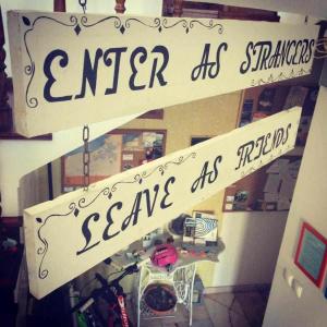 a sign that reads enter as situations serve as therapy at Costa Norte Guesthouse in Ribeira Grande