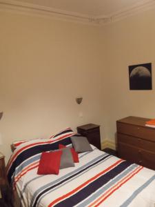 1 dormitorio con 1 cama y vestidor en Helocar, en Morlaix
