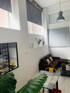 馬德里的住宿－Coco Homes，客厅配有桌子和沙发