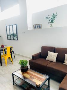 uma sala de estar com um sofá castanho e uma mesa em Coco Homes em Madri