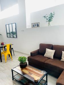 salon z brązową kanapą i stołem w obiekcie Coco Homes w Madrycie +21 zdjęć