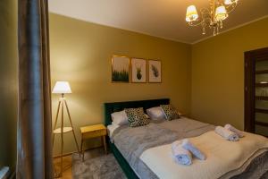 1 dormitorio con 2 camas y toallas. en Apartament Moniuszki 22 en Toruń