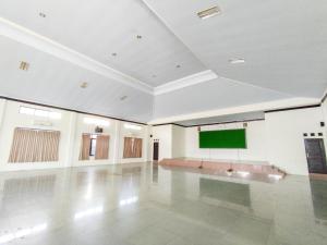 TV a/nebo společenská místnost v ubytování Wisma Tulus Syariah Kebumen Mitra RedDoorz