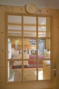 una puerta corredera de cristal con vistas a un dormitorio en Das Altsteirische Landhaus - La Maison de Pronegg - Feriendomizil im Biosphärenpark Wienerwald, en Pressbaum