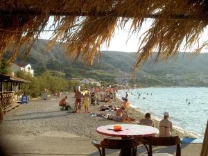 un grupo de personas en una playa cerca del agua en Apartments Galeb Pag - Beach, en Pag