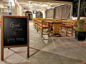 un restaurante con un cartel que dice que la buena comida es de buen humor en Pansion Karoca, en Vodice