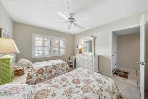 een slaapkamer met 2 bedden en een plafondventilator bij Sea Oats 352 Apartment in Boca Grande