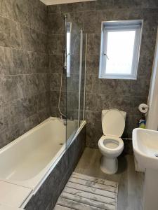 Un baño de Alder En-Suites Self-Catering with private shower 1