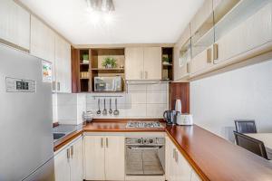 Kuchyň nebo kuchyňský kout v ubytování Ocean Bright 2BR W/ View, Wifi, Parking & Pool