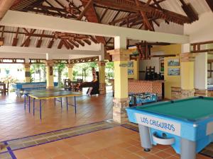 una sala de billar con mesas de ping pong. en Hotel Campestre Los Chiguiros, en Villavicencio