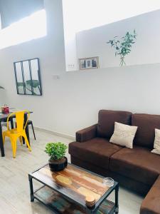 salon z brązową kanapą i stolikiem kawowym w obiekcie Coco Homes w Madrycie