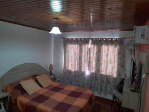 Giường trong phòng chung tại Cabaña La Perli