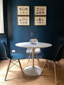 un tavolo bianco e due sedie in una stanza di Residenza dei Pucci a Firenze