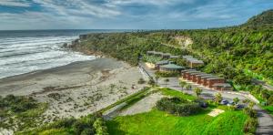 - une vue aérienne sur un complexe sur la plage dans l'établissement Scenic Hotel Punakaiki, à Punakaiki