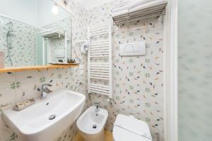 bagno con lavandino e servizi igienici di Spadaria San Marco Guest House a Venezia