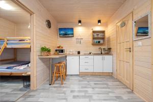 a small kitchen with a desk and a bunk bed at Domki letniskowe Alma, Jarosławiec in Jarosławiec