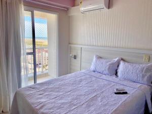 um quarto com uma cama e uma janela grande em TEMPORADA737 TOP 03 QUARTOS na ATALAIA em Aracaju mais 19 fotografias