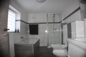 Koupelna v ubytování Apartment 60 m² in Elsdorf-Heppendorf + 17 fotografií