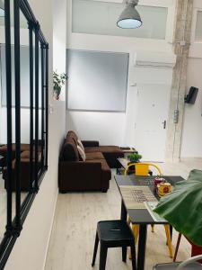 salon z kanapą i stołem w obiekcie Coco Homes w Madrycie
