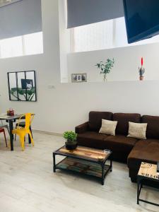uma sala de estar com um sofá e uma mesa em Coco Homes em Madri