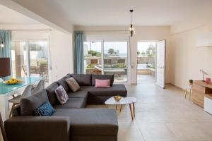un soggiorno con divano e tavolo di Thalassa Apartment Ierapetra a Ierápetra