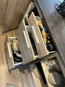 A kitchen or kitchenette at Moderne stacaravan