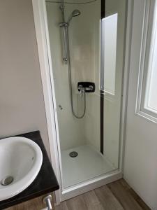 A bathroom at Moderne stacaravan