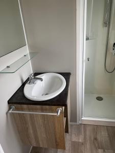 A bathroom at Moderne stacaravan