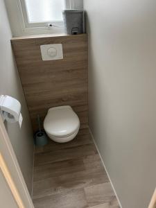 A bathroom at Moderne stacaravan