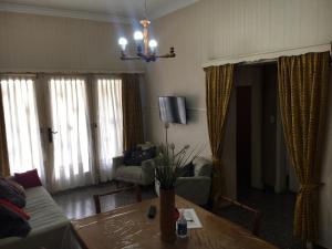 uma sala de estar com um sofá e uma mesa em Lo de Dora em Mar del Plata