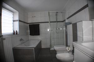 Koupelna v ubytování Apartment 60 m² in Elsdorf-Heppendorf