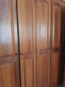 弗兰德斯Royal Resort Flandes的房间里的一对木柜 更多11张照片