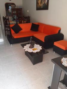 - un salon avec un canapé orange et une table dans l'établissement Royal Resort Flandes, à Flandes