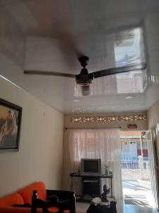 弗兰德斯Royal Resort Flandes的客厅配有吊扇和电视。