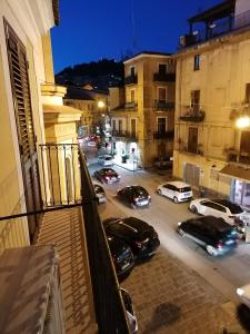 vista su una strada cittadina con auto parcheggiate sulla strada di Casa Alessia a Caltanissetta